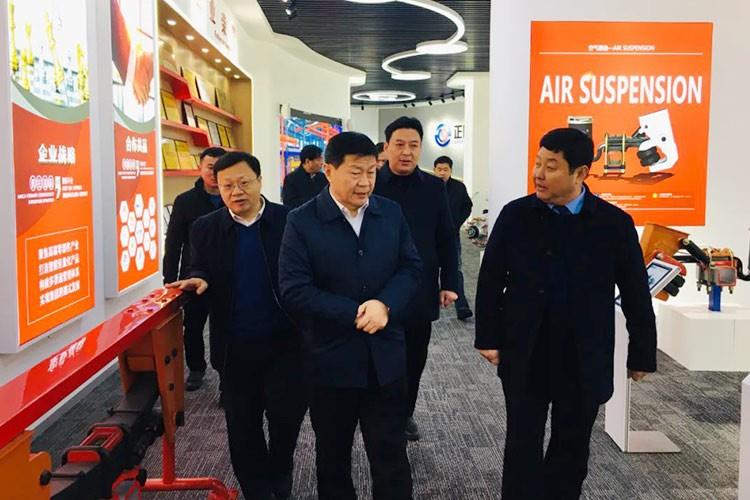 小寒落雪，祥瑞有余，縣人大主任冒寒蒞臨正陽集團考察指導
